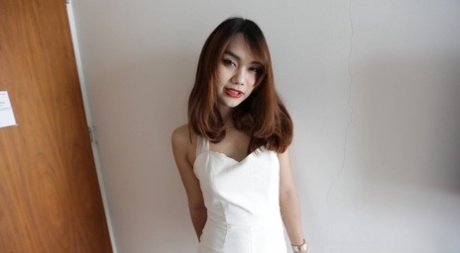 22 Jahre alter Thai Ladyboy wird für ihr Date geschminkt und bekommt eine Gesichtsbehandlung von ihr