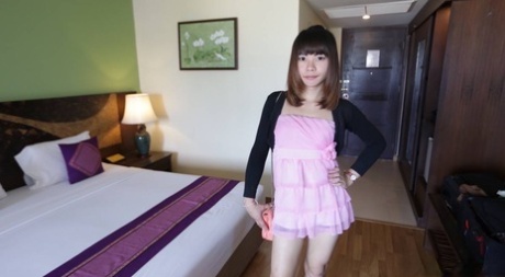 Geiler Thai Ladyboy mit schönem Gesicht genießt Arschpackung