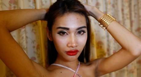 24 anni Thai ladyboy ama succhiare e scopare i turisti cazzo e palle