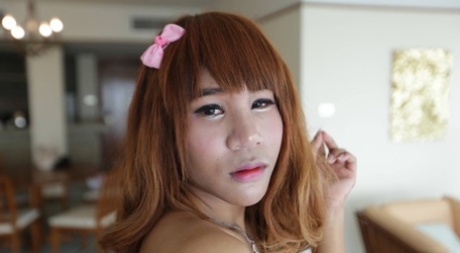 Ladyboy tailandesa de 19 años chupa a un turista y lame su corrida