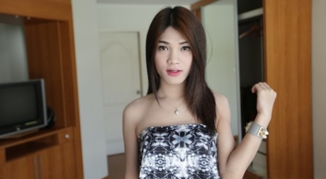 Hello Ladyboy framförd av Spor Sex Gallery