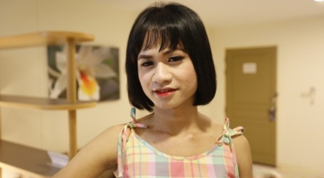 Ladyboy tailandese arrapato di 19 anni fa uno spogliarello per un turista bianco