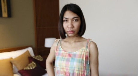 22yo Thai ladyboy fode e chupa pilas brancas