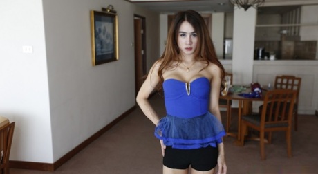 Hallo Ladyboy mit vier Nacktfotos