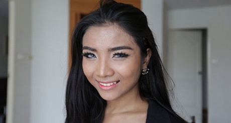 Ladyboy thailandese arrapato di 20 anni si fa scopare a stile cane da un cazzo bianco