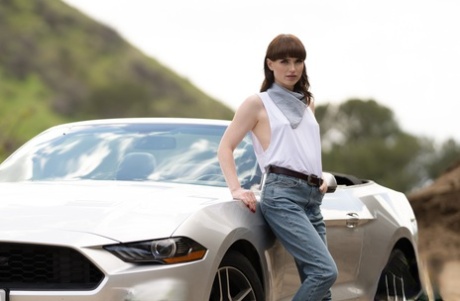 Natalie Mars e Haley Reed estão juntas na berma de uma estrada deserta.