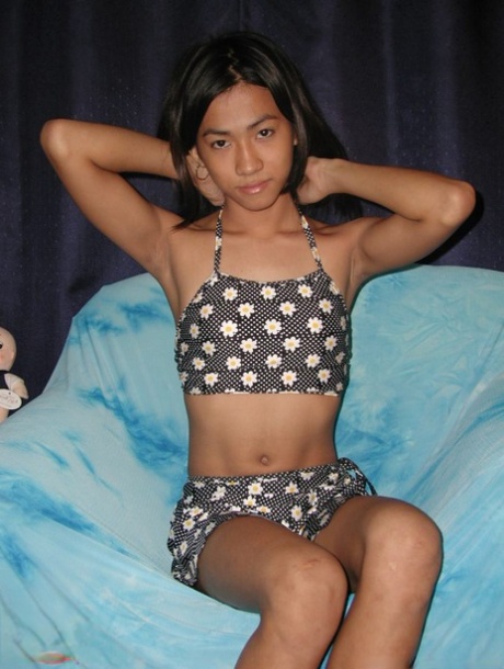 TS 女士们 变性人 瘦小的亚洲变性人 摆姿势