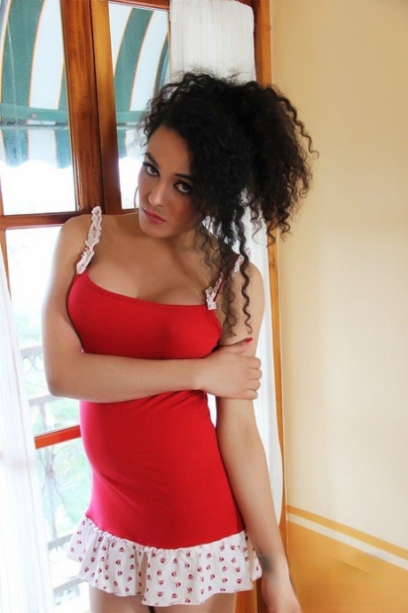 凯拉-韦尔加 红色连衣裙和侧胸