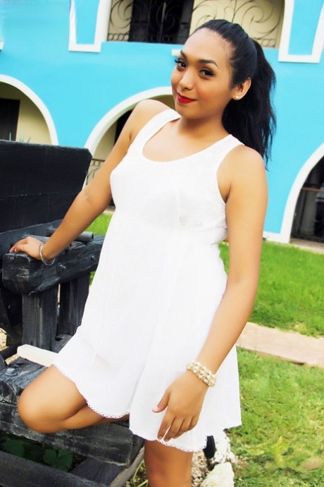 Tiara Tiramisu Official Hvid kjole og upskirt udendørs