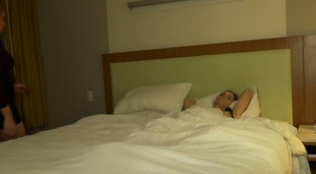 Magra transsexuella Jenna Creed roar sig i sängen med den bystiga blondinen Nikki Vicious