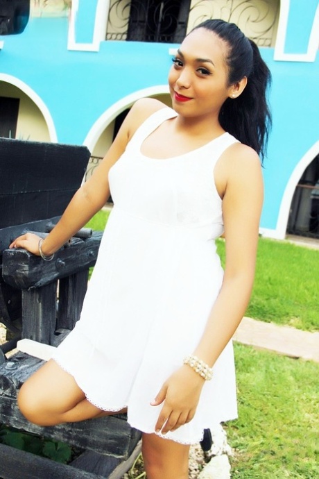 Tiara Tiramisu Offisiell hvit kjole utendørs