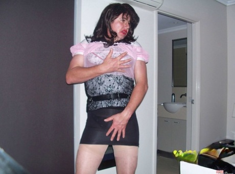 Beobachte diese heiße Crossdresserin, die ihre Waren für dich zur Schau stellt