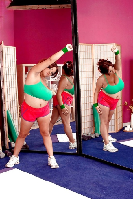 Sporty bbw i små shorts Tatiana Blair får en hård pik at sutte på i fitnesscentret