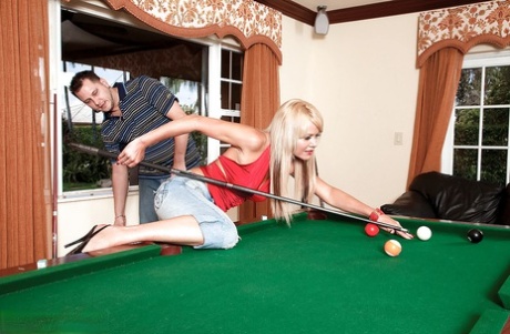 Jenny Hamilton, blonde sexy en jeans, se déshabille et se suce sur la table de billard