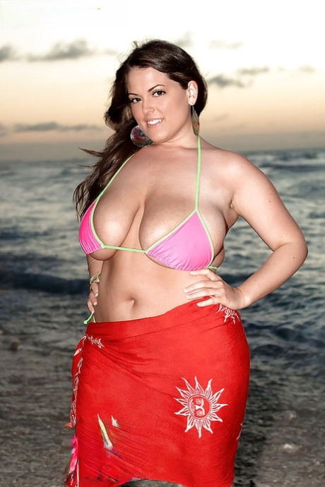 Velká prsatá brunetka Taylor Steele se na pláži svléká ze sexy bikin