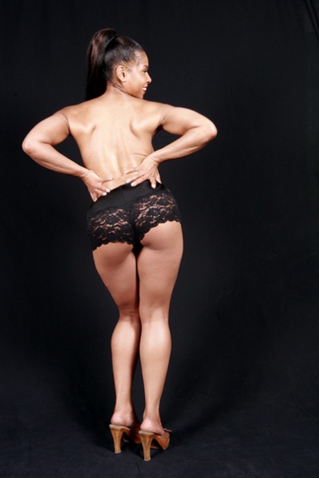 Schwarze reife Hottie Semmie Desuora zeigt sich in Spitzenhöschen und orangem Bikini