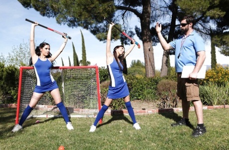 Ragazze sportive in calze alte al ginocchio che soddisfano il loro allenatore sul campo