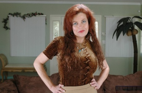 Рыжеволосая зрелая Сьюзан Эванс обнажает огромные сиськи от сексуального белья