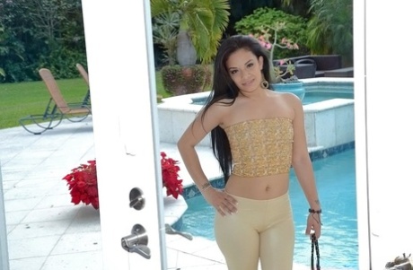 Smiley Latina enthüllt ihre Blase Arsch und entblößt ihre Fotze in Nahaufnahme