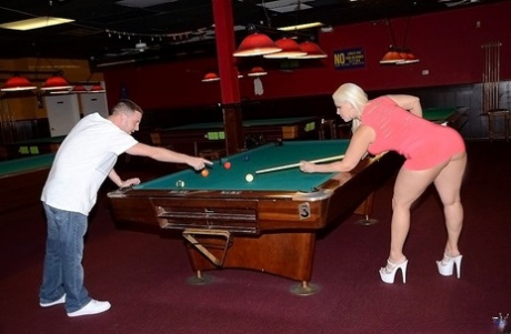 Une salope curviligne se fait clouer sur une table de billard et se fait jizzer sur ses gros seins.