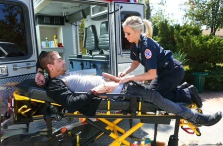 Knappe ambulanceverpleegster geeft een speciale behandeling aan haar goedgehumeurde patiënt