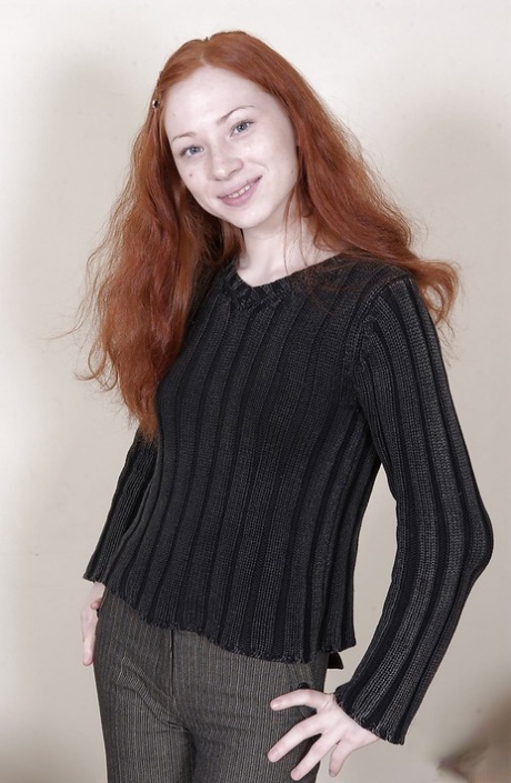 Skinny Redhead Teen mit frechen Titties entkleidet und spreizt ihre Beine