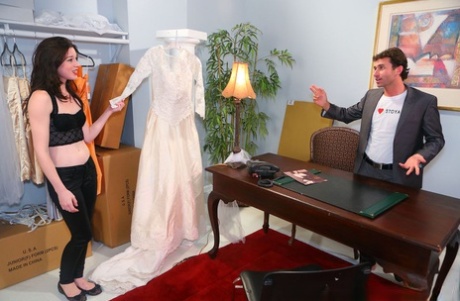 Promiskuitiver Hottie wird bei der Passformkontrolle ihres Hochzeitskleides hart gefickt