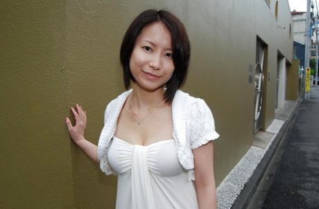 Lusty asian MILF stripper ned og har noen fitte vibrerende moro