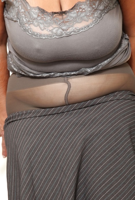 Fatty reifen Mädchen reißt ihre Strumpfhose und entblößt ihre zotteligen cooter
