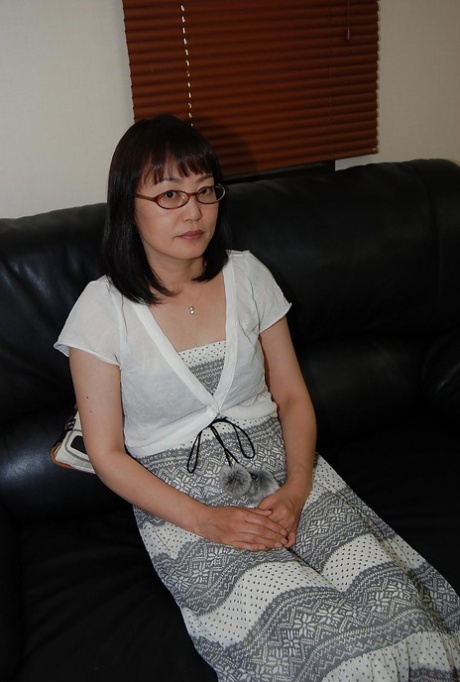 戴眼镜的腼腆亚裔女士脱光衣服，玩弄阴部