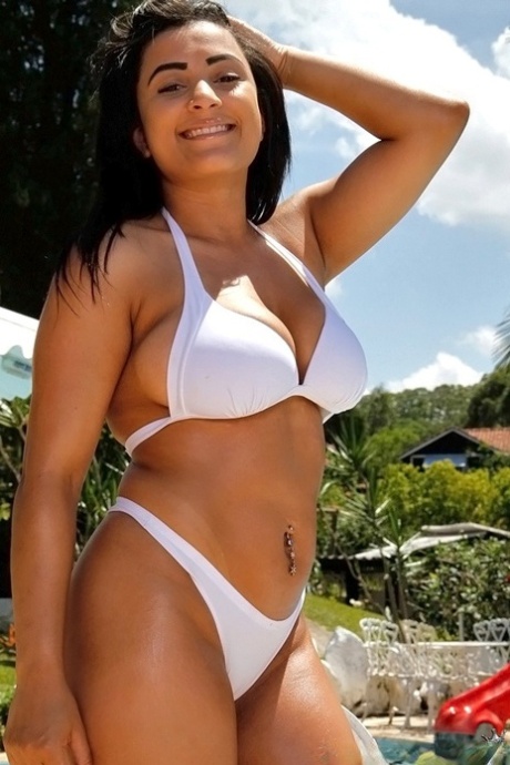 Speelse latina die haar bikini uittrekt en haar ronde lichaam buiten tentoonstelt
