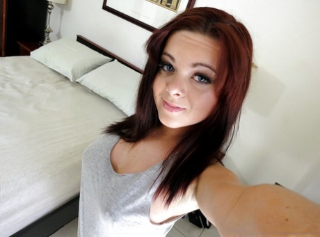 Nobby amateur babe Zoey Wayne schept op met haar tepelpiercing