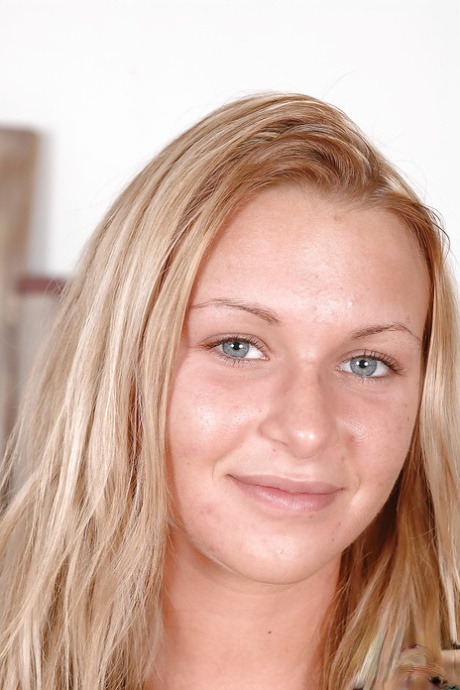 Stark babe med sexiga ben Amanda Blake tar vilken position hon vill