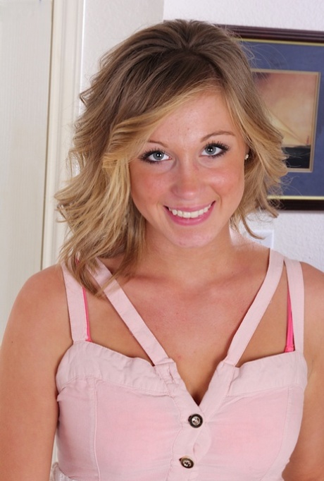 Blonde amateurtiener Ashley Jones heeft een ideaal roze vaginaal gaatje