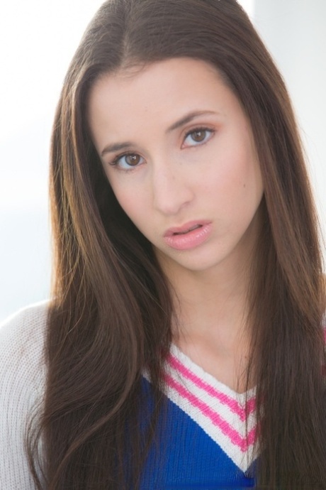 A adolescente Belle Knox com mamas minúsculas faz um grande espetáculo de provocação