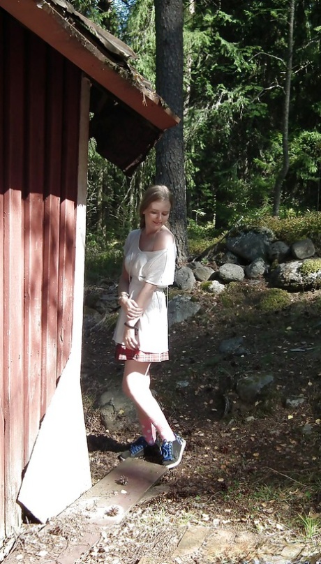 Lieve vriendin met grote tieten poseert naakt in een verlaten huis