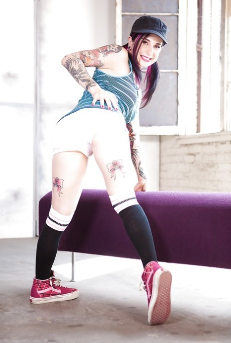 Joanna Angel, una milf peligrosa con tatuajes calientes, se folla el culo con un juguete