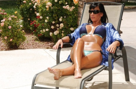 La MILF Lezley Zen se masturba en la piscina al aire libre