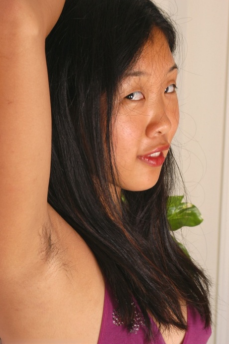 Janet, une Asiatique amateur avec une chatte poilue et de minuscules seins naturels