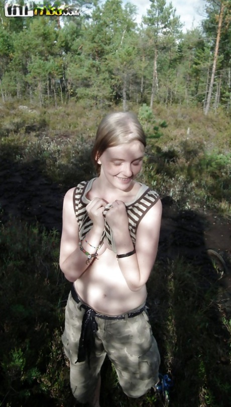 Pozowanie na świeżym powietrzu z cudowną nastolatką pokazującą swój tyłek w lesie