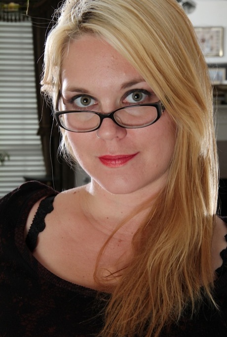 Fatty Milf in glasses Lindsay Jackson is undressing on camera