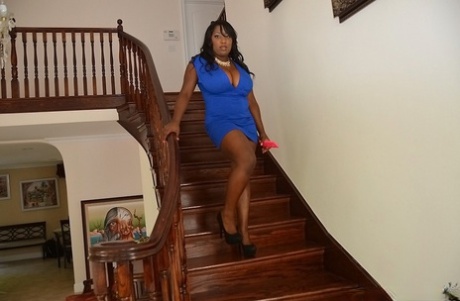 Ebony slet Luxury Amore onthult haar kont in een sexy blauw jurkje