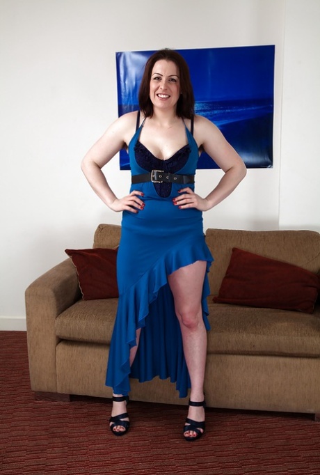 Mollige rijpe Jenna Brooke toont haar lichaam in een blauwe jurk