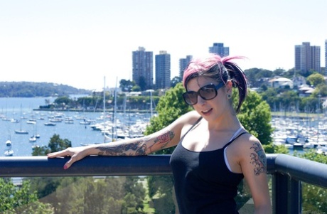 Joanna Angel exhibe son corps tatoué dans une scène en plein air