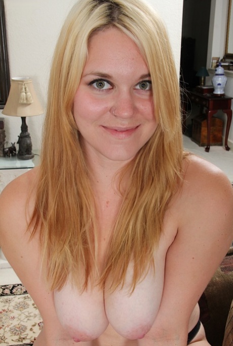 Uitkleedsessie met een geile blonde milf Lindsay Jackson
