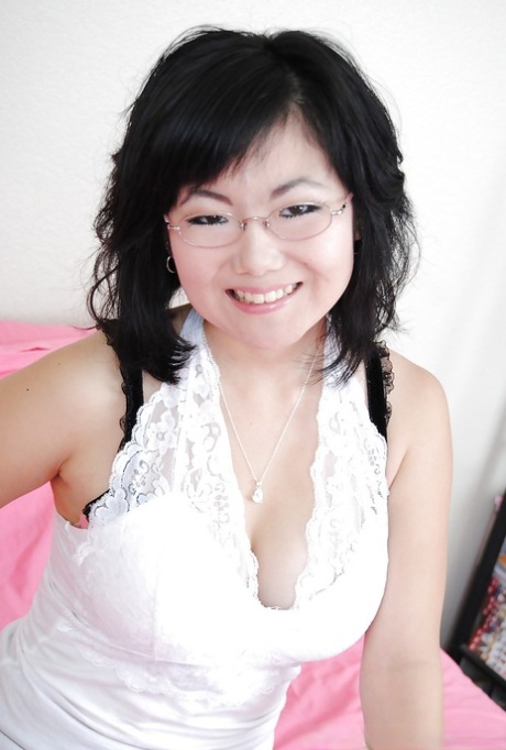 Amatör asiatisk babe i glasögon Chi Yoko med fantastisk snatch och bröst