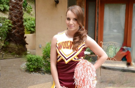 La belle Jenna Rose pose en tenue de pom-pom girl