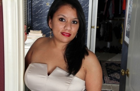 La fabuleuse milf latina Lucey Perez montre son corps gras