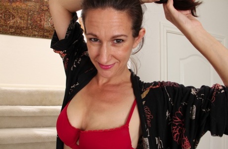Genevieve Crest toont getrimd kutje door lingerie en masturbeert hard