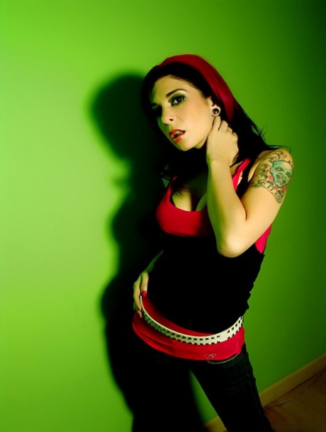 La amateur Joanna Angel tiene grandes tetas y un bonito tatuaje